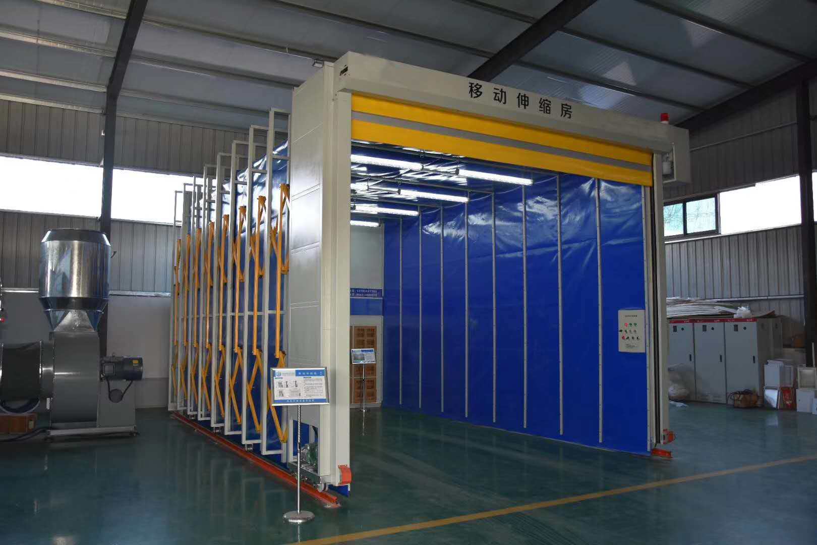 蜜桃av嫩草影院伸縮噴漆房